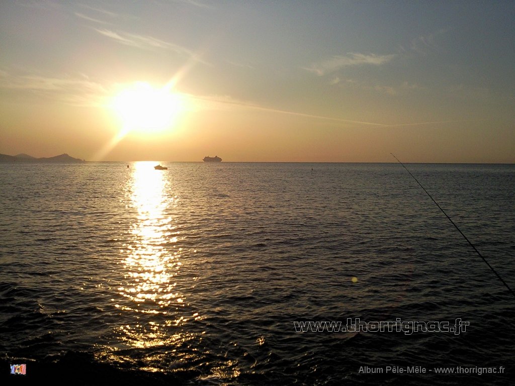 arrivee bateau de croisiere 160809 a 7H a St raphael.jpg - Lever du soleil, côté Saint-Raphaël. 16 aoüt 2009. 07H00